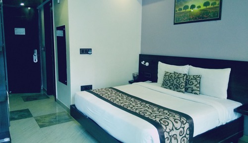 Deluxe Double Room, 1 Queen Bed, Smoking, City View
