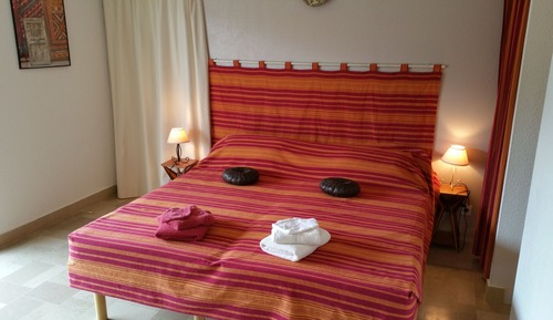 Room (L'Orry)