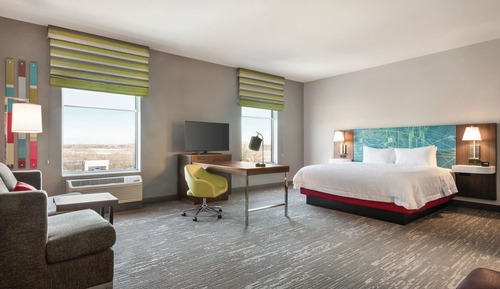 Studio, 1 King Bed, Refrigerator & Microwave (Wet Bar)