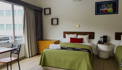 Junior Room, Pool View