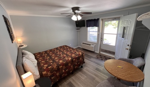 Standard Room, 1 Queen Bed, Refrigerator & Microwave