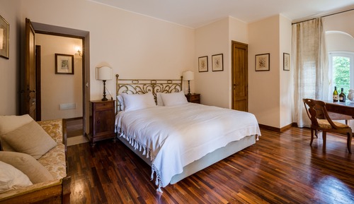 Room (Charming)