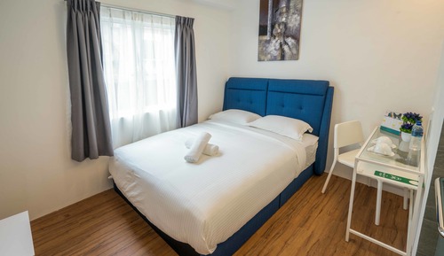 Deluxe Room, 1 Queen Bed, Private Bathroom