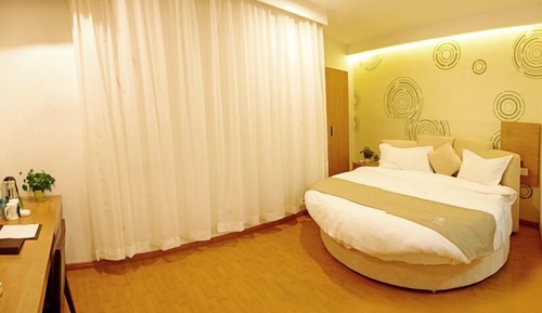 Signature King Room No Window