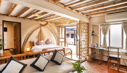 Deluxe Room, 1 Queen Bed, Courtyard View