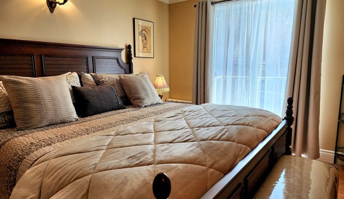 Deluxe Room, 1 King Bed, Private Bathroom