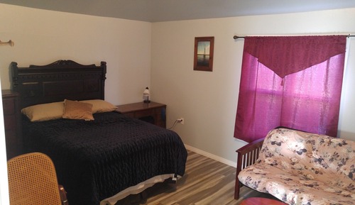 Basic Room, 1 Queen Bed, Shared Bathroom