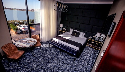 Standard Room, 1 King Bed, Lake View