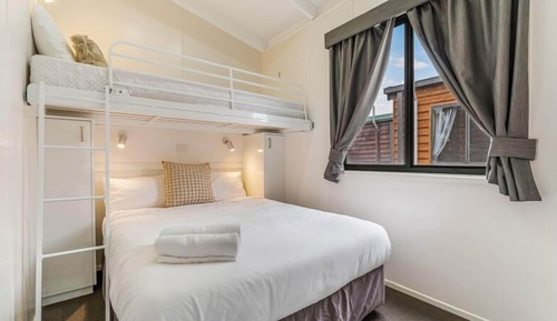 Deluxe Cabin (2BR) - Sleeps 5