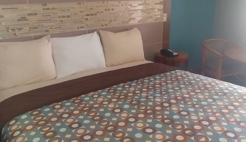 Basic Room, 1 King Bed