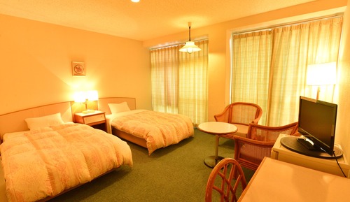 Twin Room, Smoking