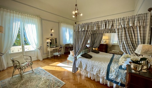 Deluxe Suite, 1 King Bed, Balcony, Valley View