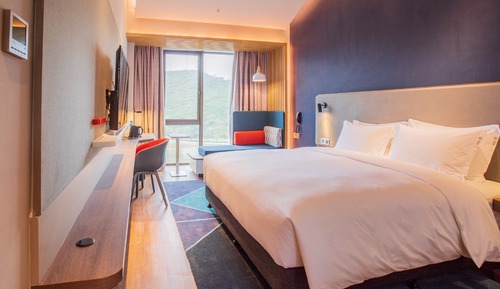 Standard Room, 1 King Bed, Lake View