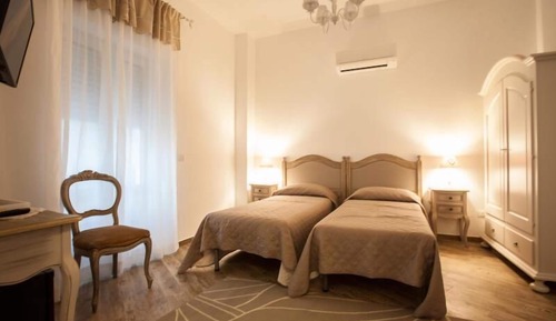 Comfort Room, 2 Twin Beds, Accessible