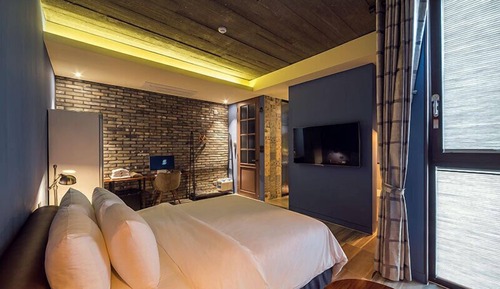 Deluxe Room (Bath Bomb Package)