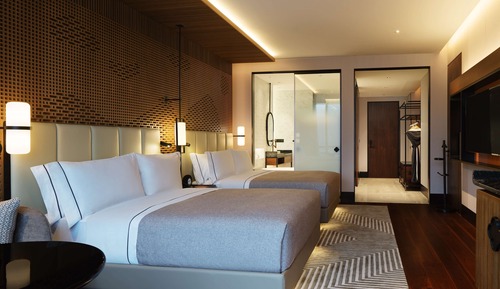 Queen Deluxe Lake View Room