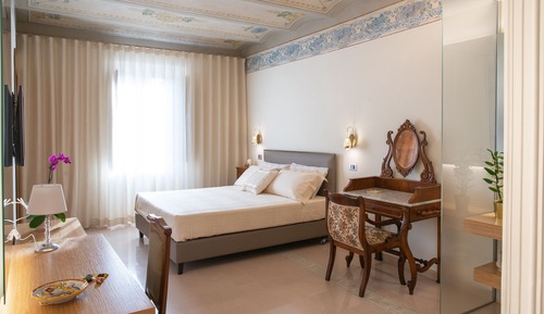 Junior Room (201)