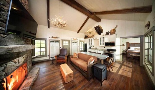 Buffalo Ridge Two Bedroom Cottage ADA