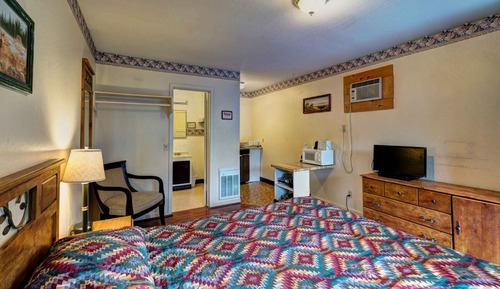 Deluxe Queen Room 4