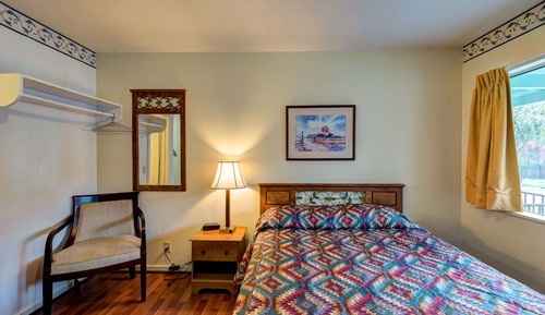 Deluxe Queen Room 5