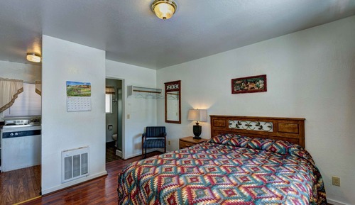 Deluxe Queen Room 3