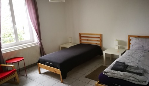 Classic Room, 2 Twin Beds, Shared Bathroom
