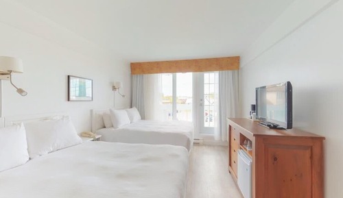 Sea view with 2 Queen's and share balcony