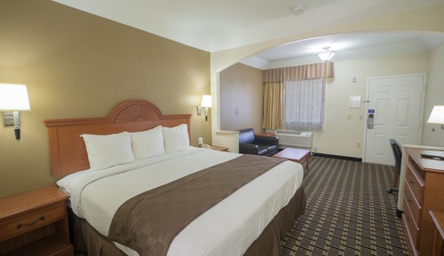 Deluxe Suite, 1 King Bed, Accessible, Smoking
