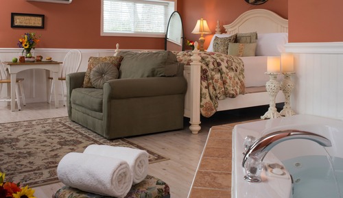 Romantic Cottage, 1 King Bed, Jetted Tub, Garden Area (Country Cottage)