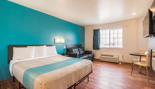 Deluxe Room, 1 Queen Bed, Non Smoking, Refrigerator & Microwave