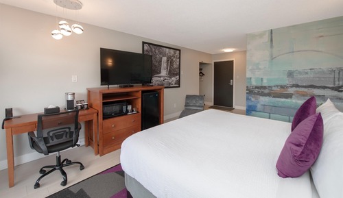 Room, 1 King Bed (Coast)
