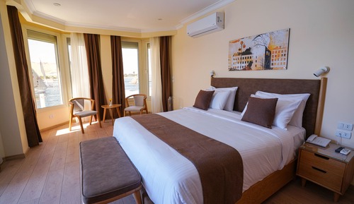 Romantic Suite, 1 Bedroom, Non Smoking, River View