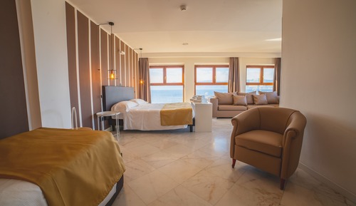 Suite, Sea View