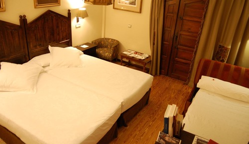 Standard Twin Room (2 Adults and 1 Child)