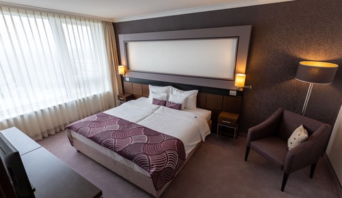 Neighbouring rooms