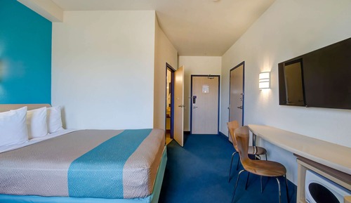 Standard Room, 1 Queen Bed, Non Smoking, Refrigerator & Microwave