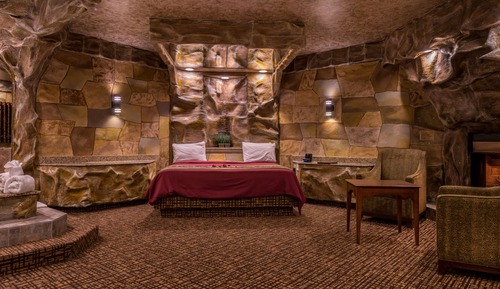 Cave Theme Suite with Jetted Tub & Fireplace