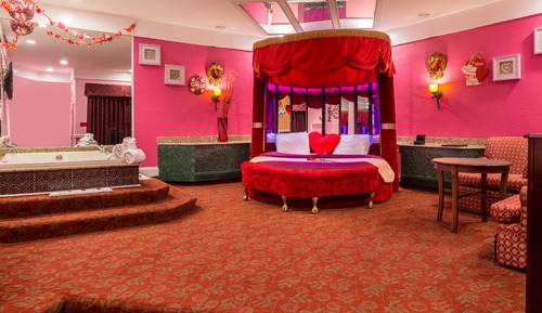 Sweetheart Theme Suite with Heart Shape Bed, Jetted Tub & Fireplace
