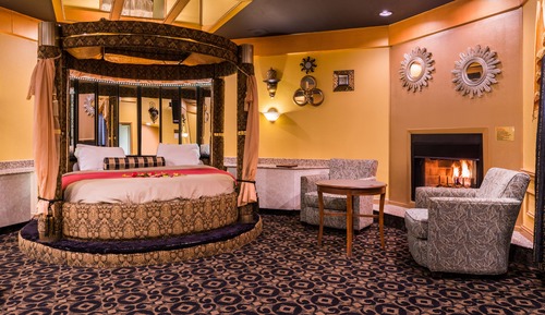 Black & Gold Theme Suite with Round Bed, Jetted tub & Fireplace