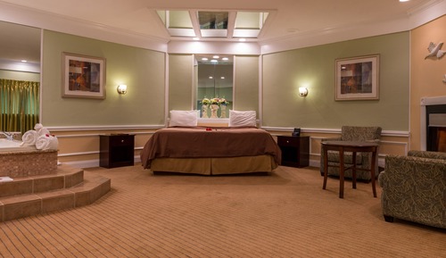 Deluxe Romantic Suite with Jetted Tub & Fireplace