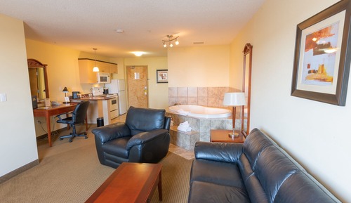 Deluxe Room, 1 King Bed, Smoking (Efficiency)