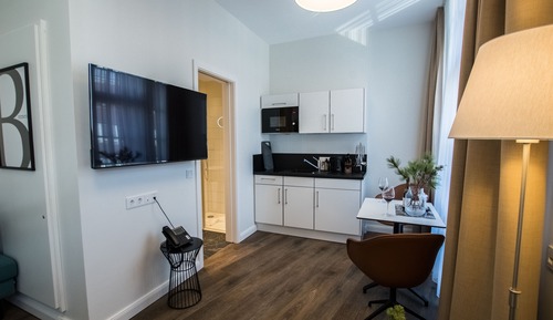 Apartment, 1 Queen Bed, Non Smoking, City View (L)