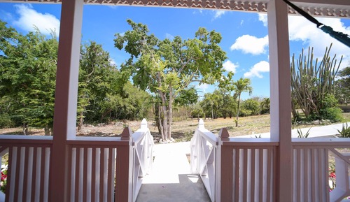 Suite, 1 King Bed, Garden Area