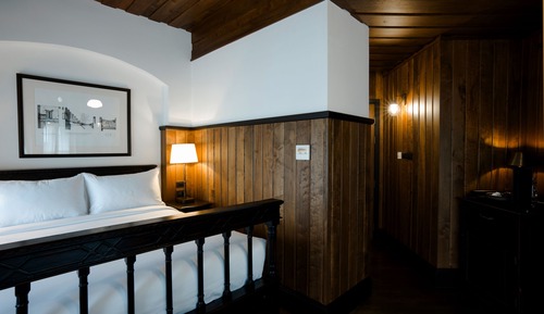Superior Colonial Room