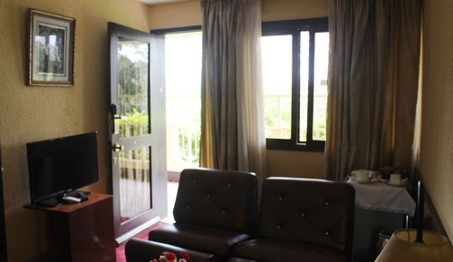 Suite, 1 Queen Bed, Smoking, Courtyard View