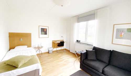 Twin bedroom including breakfast