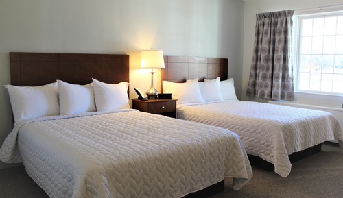2 Queen Beds, Poolside