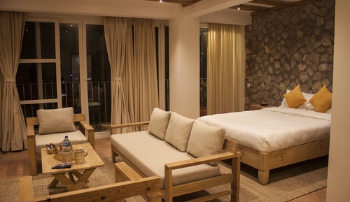 Luxury Apartment, 1 Queen Bed, Kitchen, Mountain View