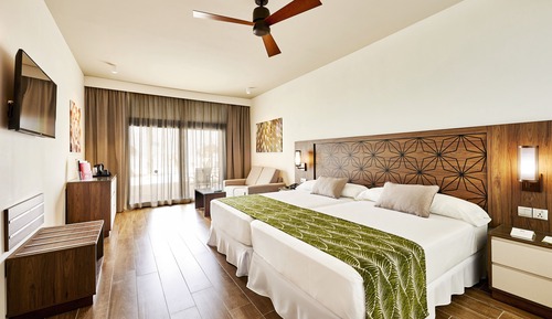 Room (Beach)