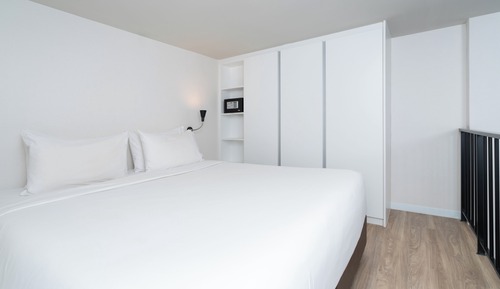 Deluxe Duplex, 1 King Bed, Non Smoking, Poolside (Living Room)